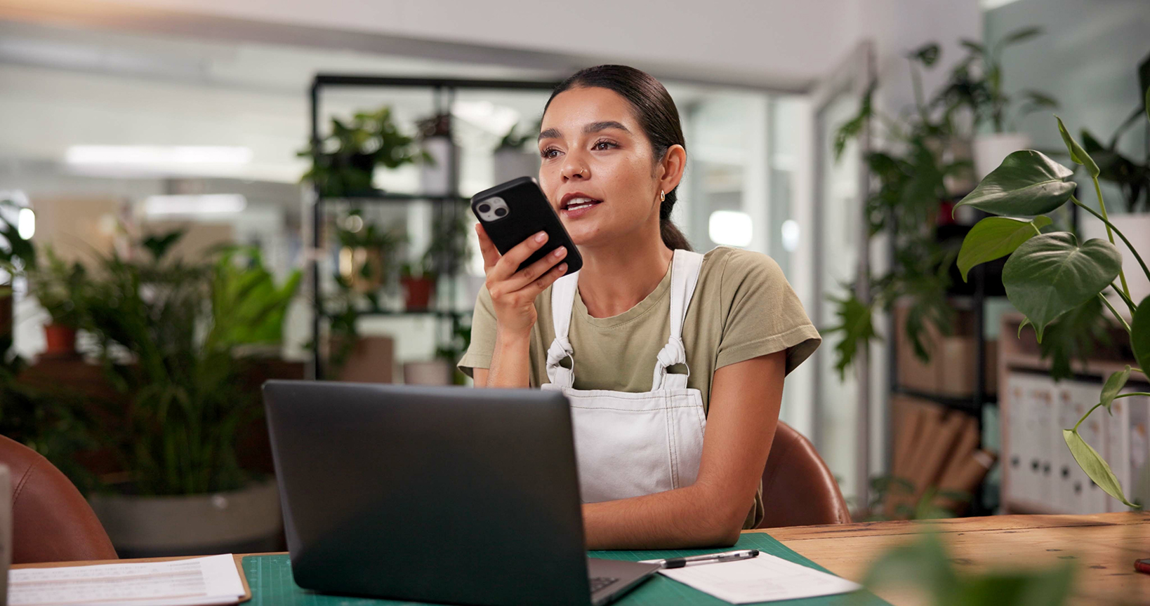 Reflective IT customer receiving remote IT support
